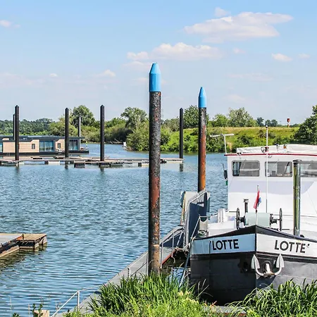 Gorgeous Ship In Ohe Laak With Kitchen Bateau-hôtel